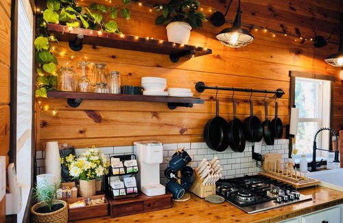 Centre House | Cozy Tiny Home Retreat. Hot Tub, Fire Pit, Near Weiss Lake