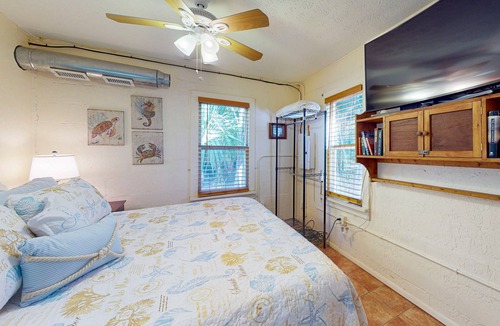 Southside Rural Community House | Cozy waterfront home with nautical charm, dock access & firepit - dog-friendly