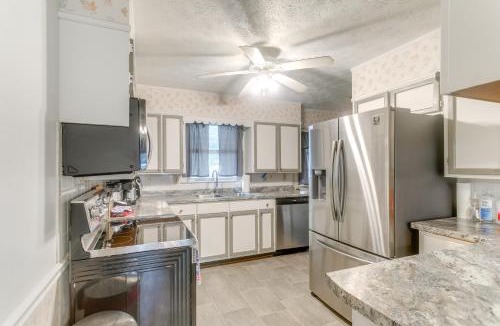 Waycross House | Cozy Waycross House w/Yard & Screened Patio!