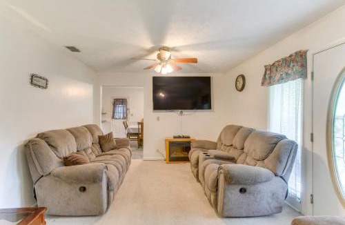 Waycross House | Cozy Waycross House w/Yard & Screened Patio!