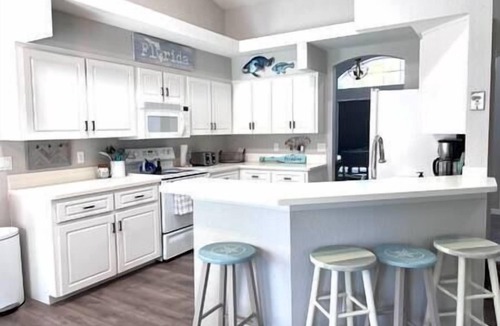 Crystal River House | CR Retreat Poker Suite, Tiki, pool hot tub Slps 14
