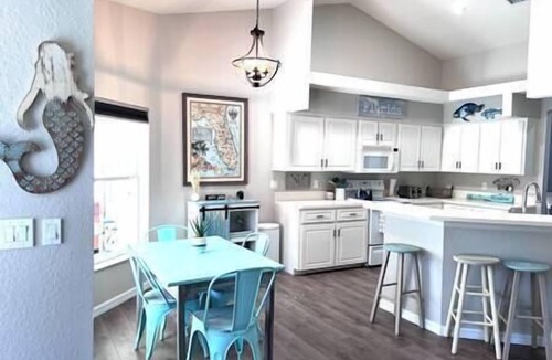 Crystal River House | CR Retreat Poker Suite, Tiki, pool hot tub Slps 14