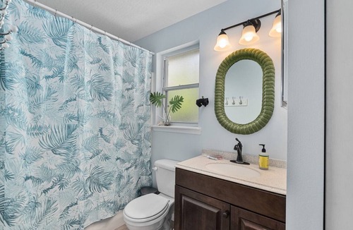 Historic Downtown Melbourne Apartment | Crane Creek Inn Mangrove Suite: Waterfront Pool!