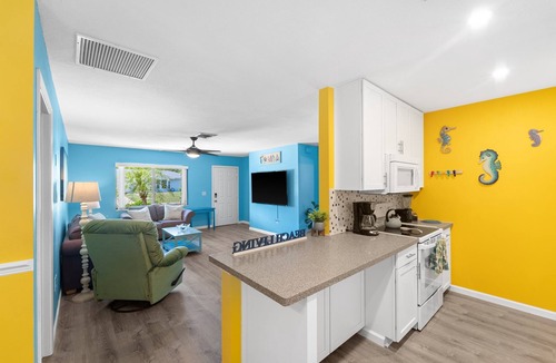 South Venice House | Creative Coastal Cottage - 5 min to beach