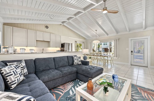 Siesta Key House | 🌴 Crescent Cottage | Private Pool, Pet Friendly, Walk to Crescent Beach