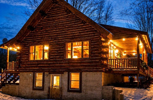 Thompsonville House | Crystal Mtn, Log Cabin, private retreat, game room, 3 Bed, 2 Bath. Sleeps 7