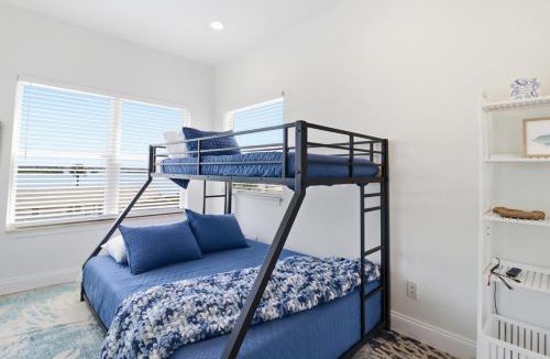 Dixie Shores House | Crystal River Waterfront 5BR w Dock - Sleeps 11 - Bayshore Getaway