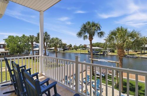 Dixie Shores House | Crystal River Waterfront 5BR w Dock - Sleeps 11 - Bayshore Getaway