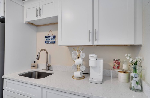 Indian Rocks Beach Apartment | Crystal Sands Beach House in IRB! Great location 2/1