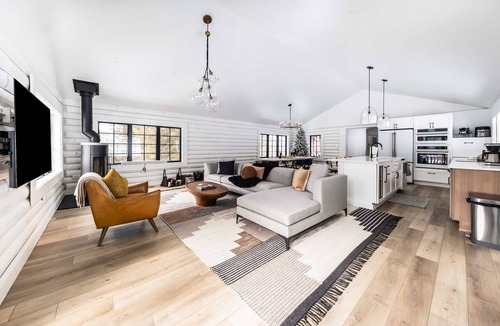 Warwick House | Custom Log Cabin, Hot Tub, Fire Pit & Wood Stove