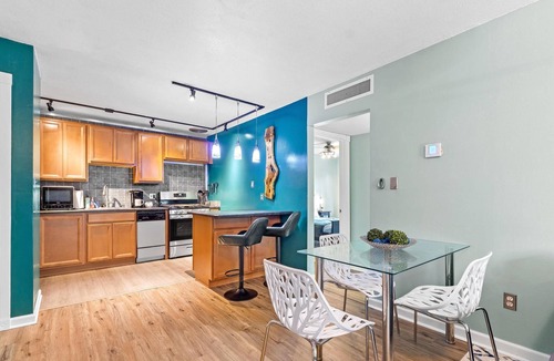 Gainesville Condo | Cute Condo Close to Campus - Walk to Shands/Pool!