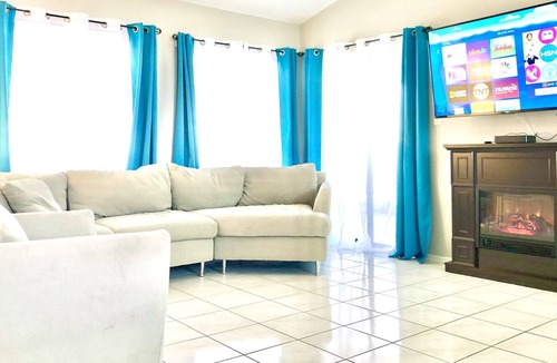 Williamsburg House | D LAKE HOUSE with PRIVATE POOL. Clean and Sanitized