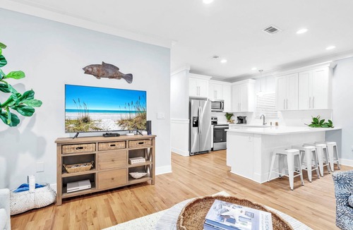 Seacrest Cottage | Daddio's Cottage Walk to Alys & Rosemary. Sleeps 7