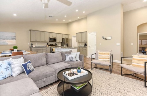 Mcelroys Belleview Villa | Daytona Getaway,Walk to Beach,Game Room,Parking,AC