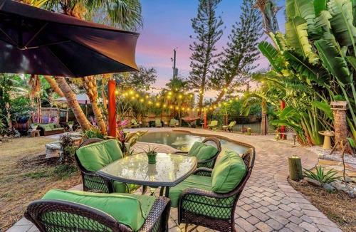 South Venice House | Daze Inn Between: lagoon pool mins to beaches