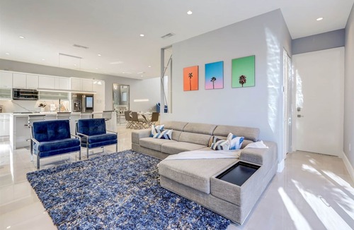 Coral Way House | Deco Delight: Central Hub