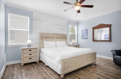 Villages of Crystal Beach House | Deja Blue- Pet friendly- Pool front
