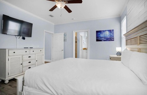Villages of Crystal Beach House | Deja Blue- Pet friendly- Pool front