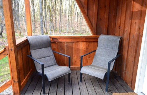 Durhamville Cabin | Deja Yu- Off Grid Forest Glamping Getaway - 1 Bedroom Cabin & detached Bathroom