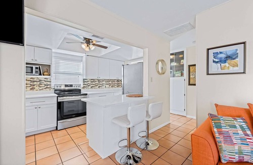 Belleair Beach Condo | Delightful condo with beach and pool access washer dryer