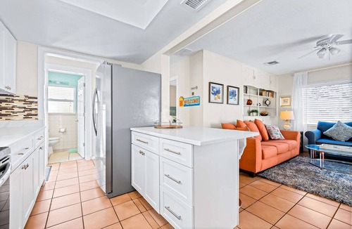 Belleair Beach Condo | Delightful condo with beach and pool access washer dryer