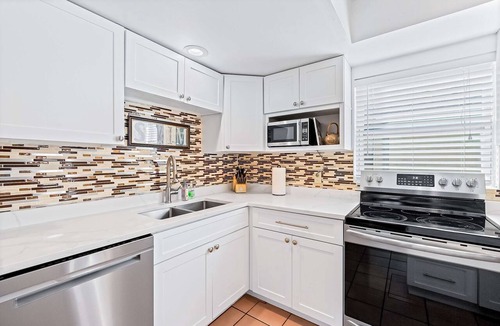 Belleair Beach Condo | Delightful condo with beach and pool access washer dryer