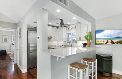 Delray Beach Apartment | Delray Breezes !NEW! WALK to BEACH & THE AVE!