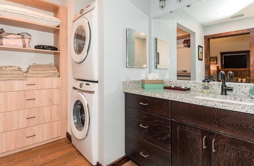 Bronson Resort | Deluxe King One-Bedroom Cottage (Mobility Accessible)