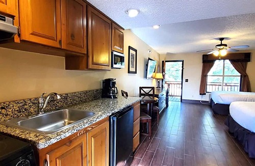 River Ranch Condo | Deluxe Suite with Kitchenette and Balcony, Steps to Rodeo and Pool! 253