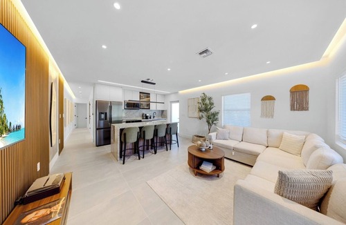 Seybold House | Design District Escape | BBQ and Private HotTub