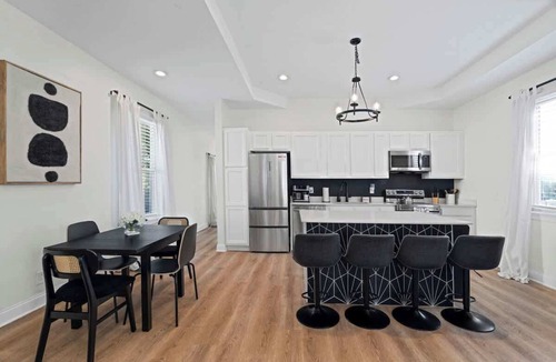 Springfield House | Designer 2BR | Historic Charm + Walk to Fun