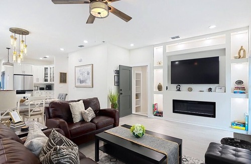 Sulphur Springs House | Designer 4 BR with Outdoor Retreat