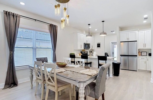 Sulphur Springs House | Designer 4 BR with Outdoor Retreat