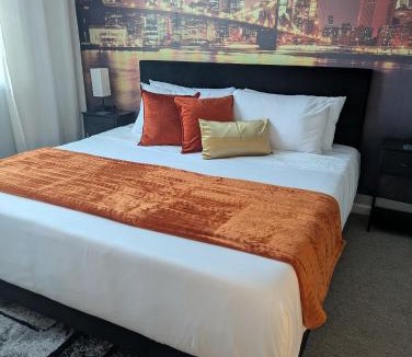 Highlands Apartment | Designer King - Near JAX Airport & Stadium District