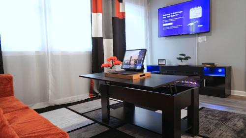 Highlands Apartment | Designer King - Near JAX Airport & Stadium District