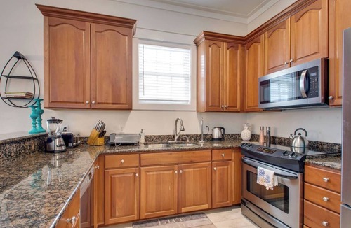 Frangista Beach House | Destin Beach Vibes, sleeps 13, 2min walk to private beach, heated community pool