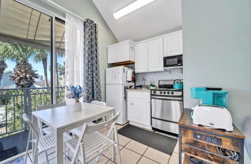 Crystal Beach Cottage | Destin Crystal Beach Beachside Bungalow + Steps to Beach & Pool-Sleeps 4