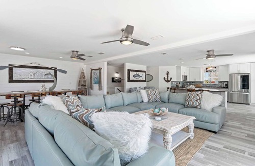 Holiday Isle House | Destin Home with Pool, Deeded Beach & Tiki Cruise