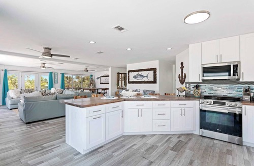 Holiday Isle House | Destin Home with Pool, Deeded Beach & Tiki Cruise