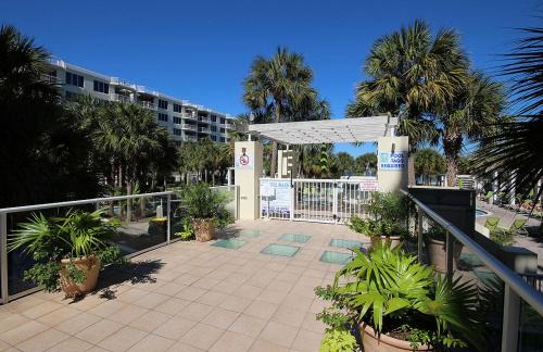 Fort Walton Beach Apartment | Destin West Pelican 401 - Amazing Views - Lazy River - End Unit