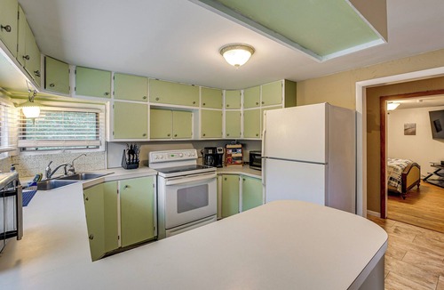 Muskegon Cottage | Detached Sauna, Movie Room! Relaxation in Muskegon