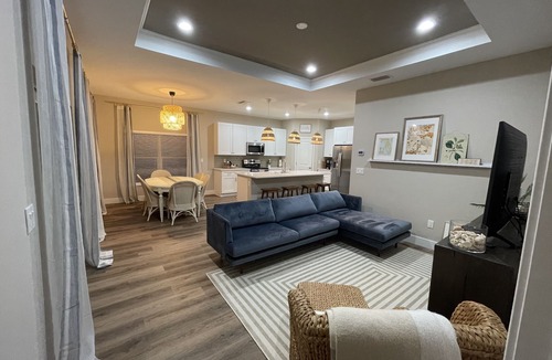 Nokomis House | Discount for 30+day stays, fast Wi-Fi, work desk! Pet friendly! Close to beaches