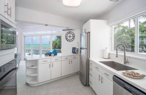 Islamorada House | Discover 'The Oasis': a stunning 3-bedroom retreat in Islamorada with a heated private pool.