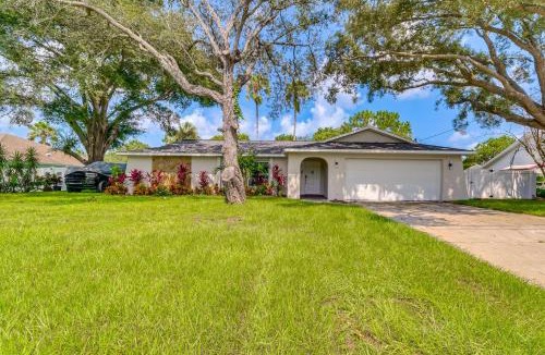 Spring Hill House | Disney Day Trips! Lakefront Home w/Heated Pool
