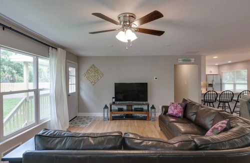 Historic Downtown Melbourne House | Dntn Melb 4bd/3ba Pool Sleeps 12 (Bunks +8) GameRm
