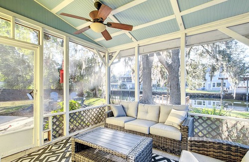 Crystal River House | Dock Kayaks Manatees Waterfront 3/2 <2mi to Downtown Pet Friendly