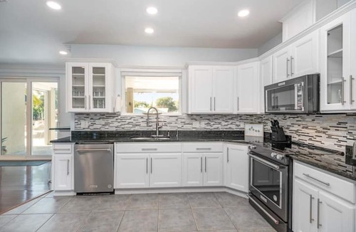 Forest Isles House | Dock, Kayaks, Pool, JACUZZI, ping pong, billiards, all beach gear, and more!