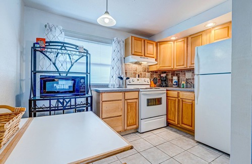 Port Canaveral Condo | Dog‑Friendly Beachside Condo — Short Drive to the Sand, AC & Beach Gear Included! 🌊