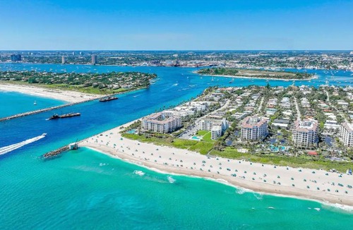 Palm Beach Shores Apartment | Dog friendly condo with beach access, hot tub & firepit