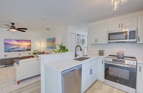 Dunedin Condo | Dog Friendly Condo Quiet Locale King Beds 1 Mile to Honeymoon Island